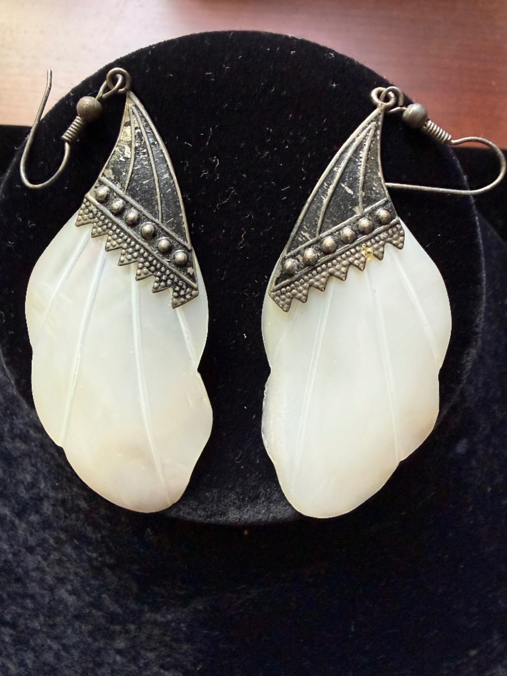 RETRO 80'S DANGLE PIERCED EARRINGS-WHITE SHELL W/SILVER OVERLAY DESIGN-PRETTY